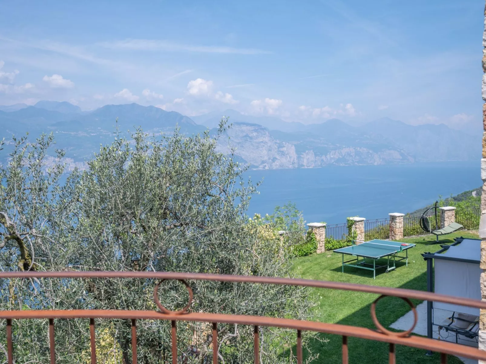 Villa mit schönem Seepanorama und Naturteich-Outside