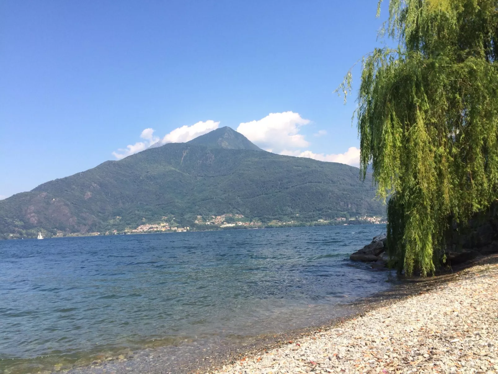 Wohnung Annetta mit Sicht auf See und Berge-Draußen