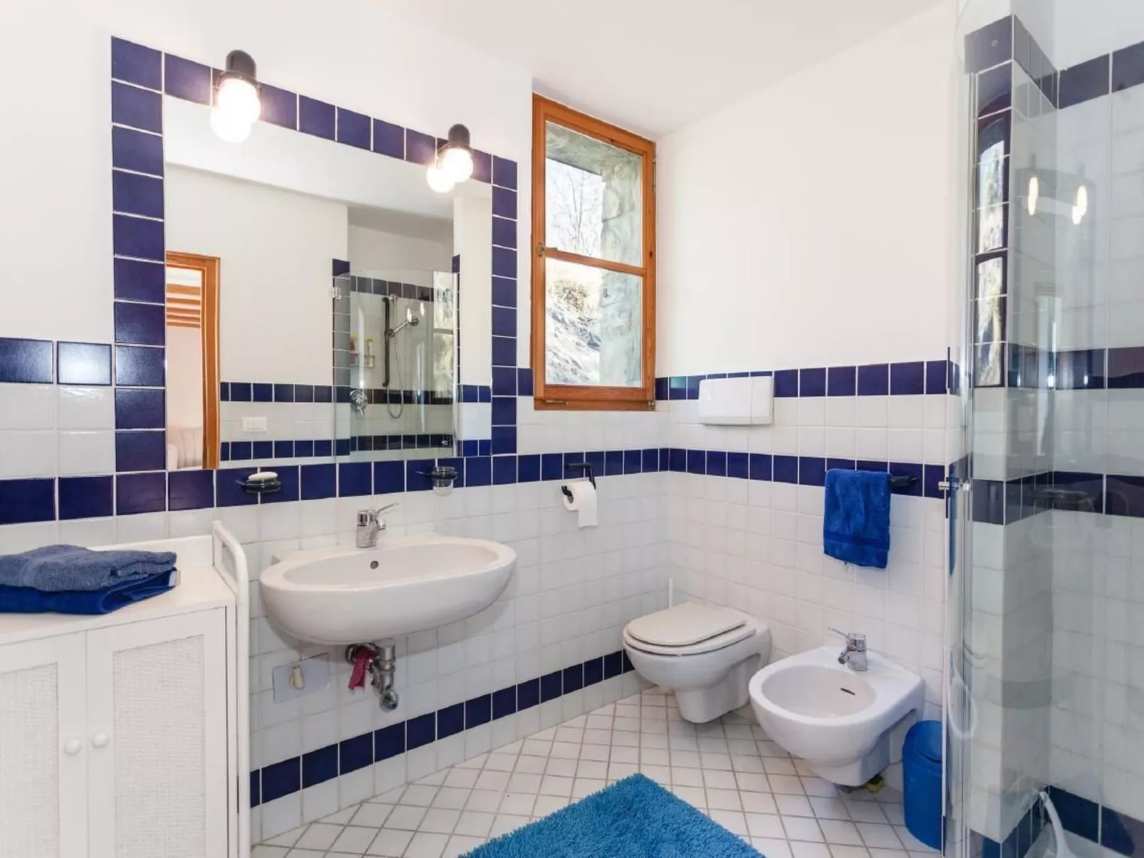 Rustiko-Landhaus mit Infinity-Pool und Seeblick-Dedans