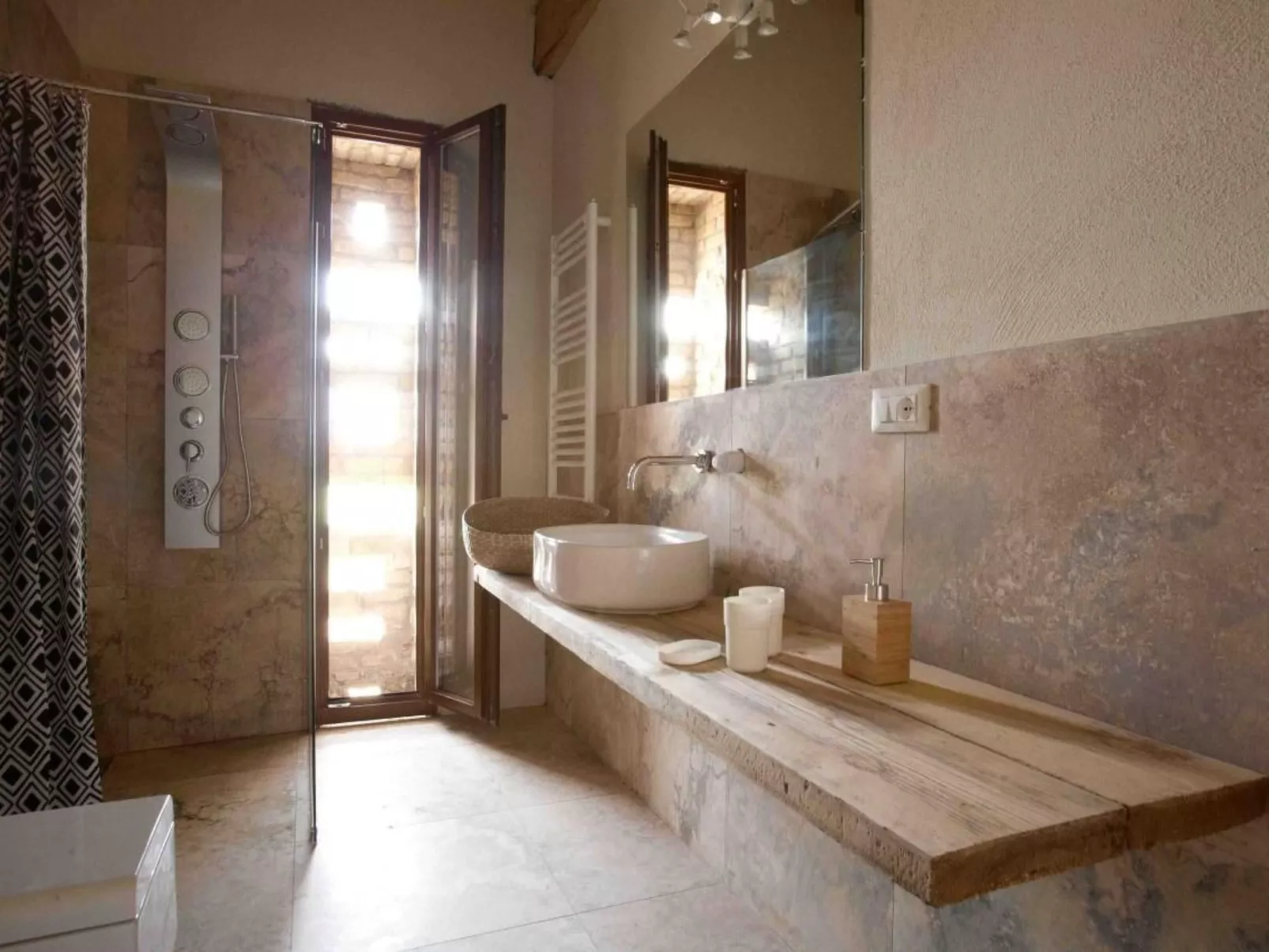 "Villa Forma" mit Gemeinschaftspool-Drinnen