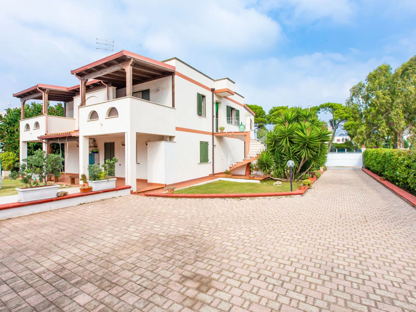 Flacher Rasen rechts