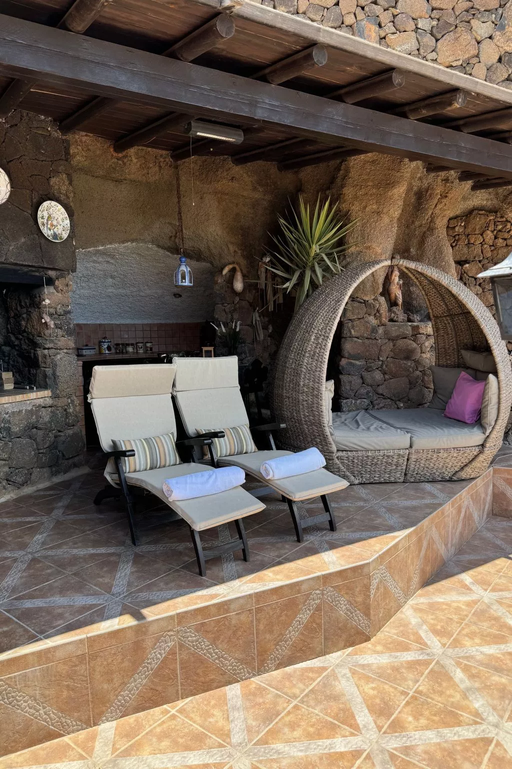 Schlafen in einer vulkanischen Höhle-Outside