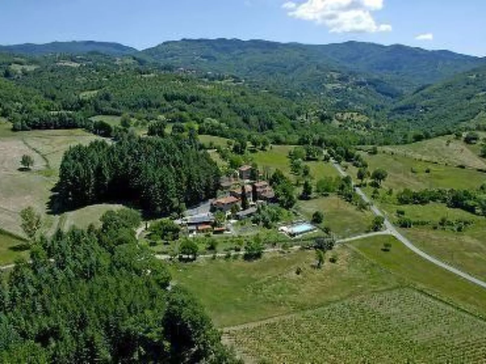 Lindenhaussiedlung mit Gemeinschaftspool-Image-tags.info