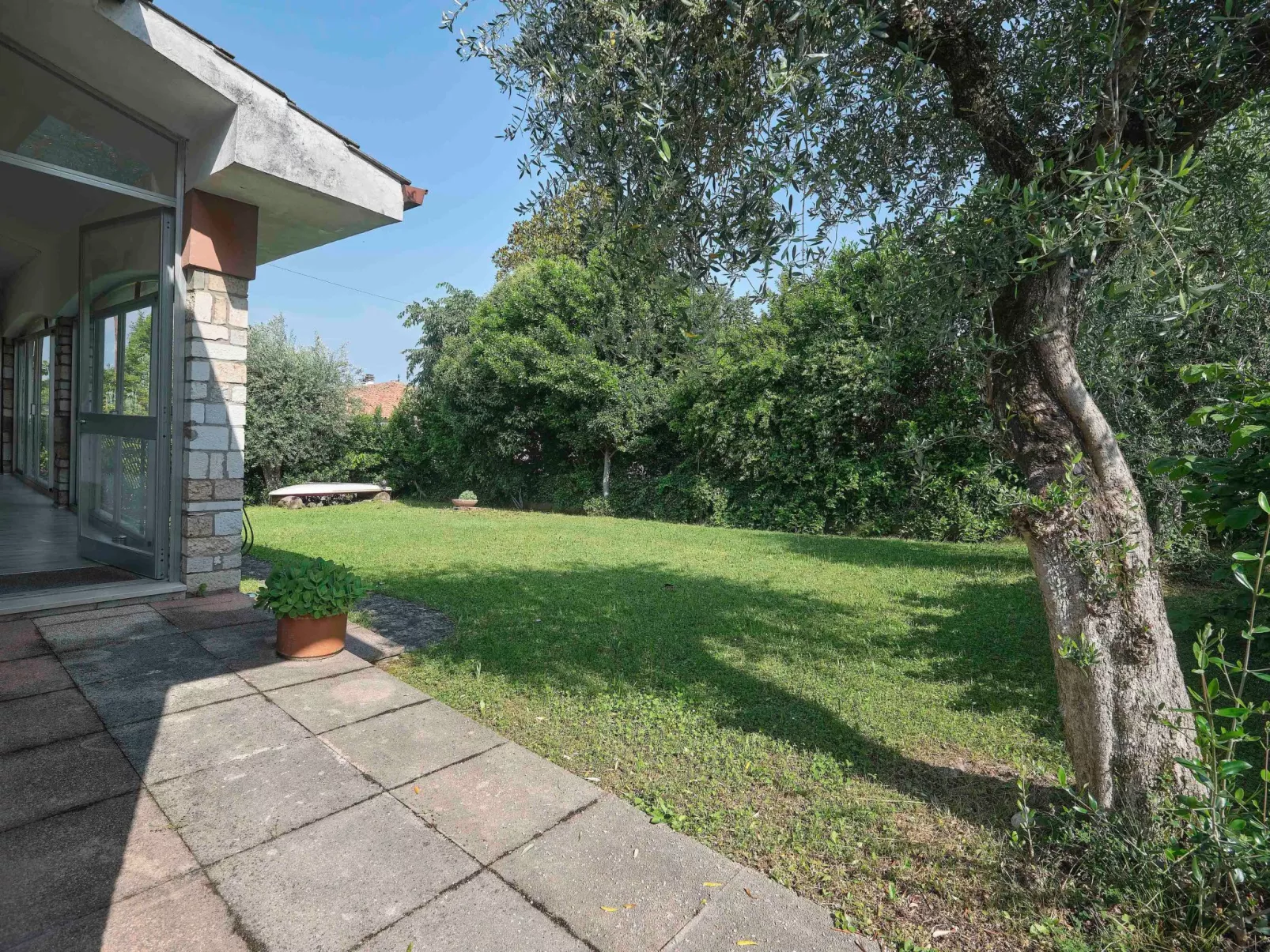 Mit Seeblick und privatem Garten-Outside