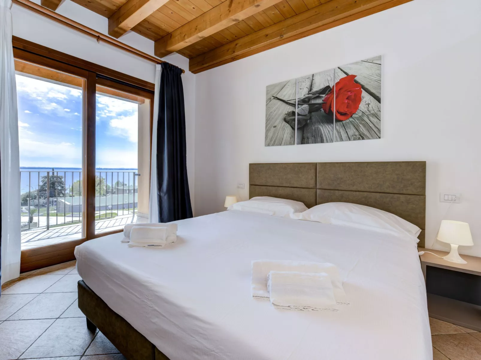 Wohnung mit Balkon, Schwimmbad und Seeblick-Inside