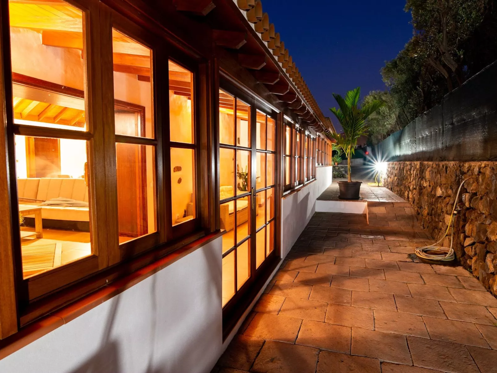 Cruz de los Martillos-Outside