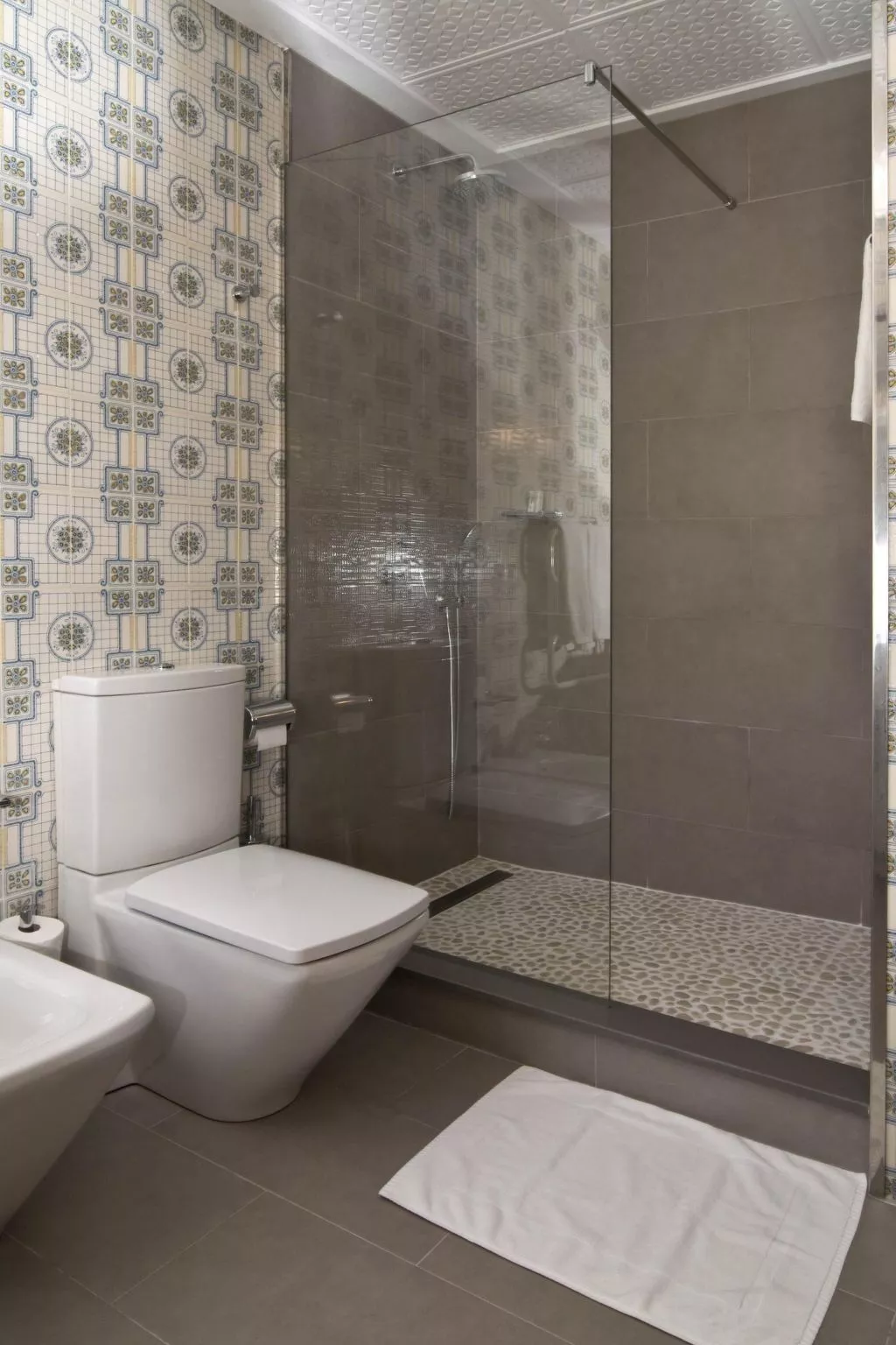 Landhaus mit Garten, Sonnenterrasse sowie überdachter Terrasse und Pool in Stra-Inside