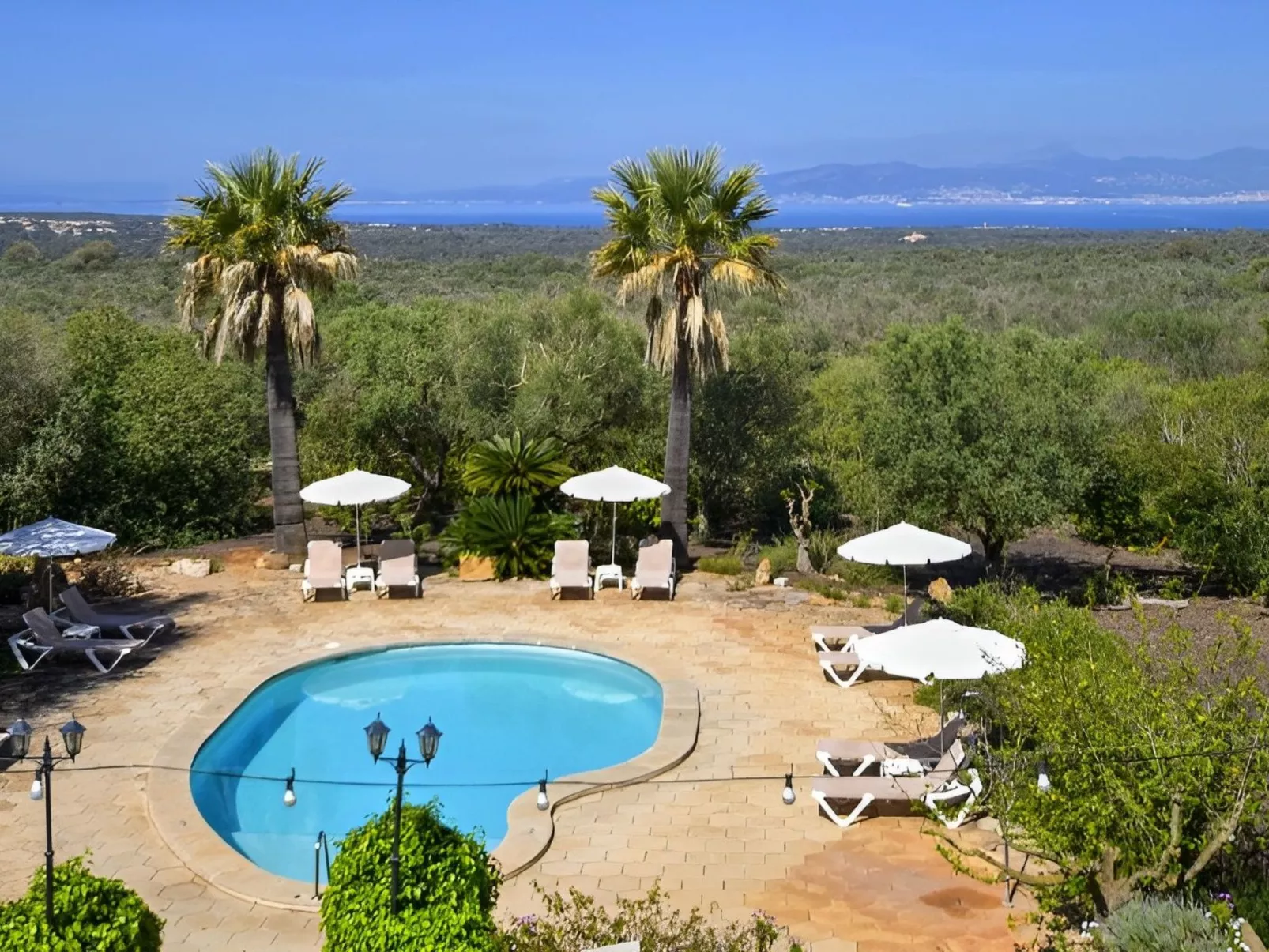 Großes Landhaus mit Schwimmbad in Meeresnähe-Draußen
