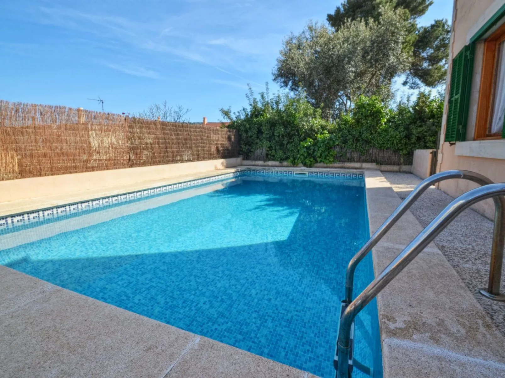 Schöne Villa mit Pool und Garten-Outside