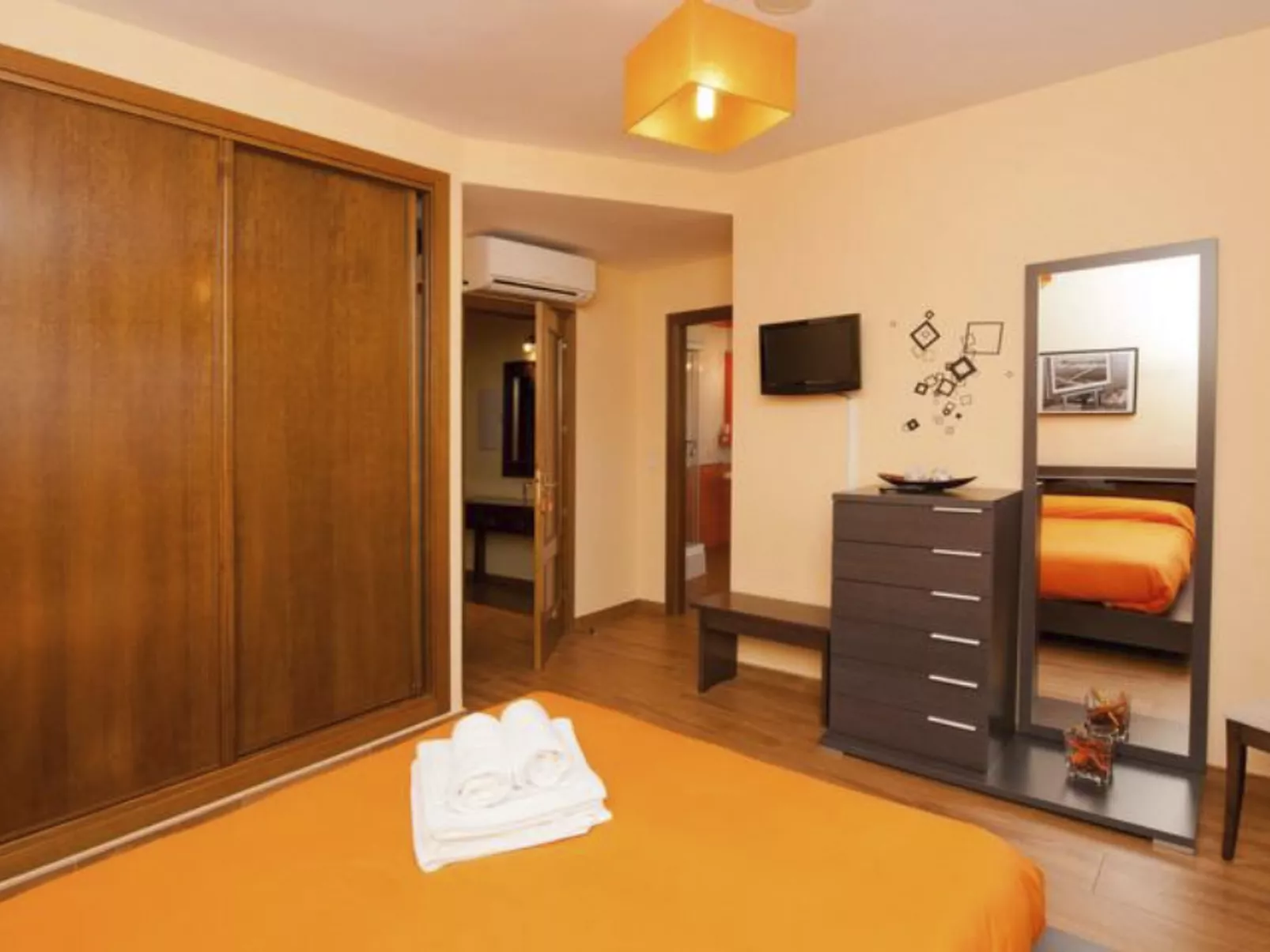 Callejón del Pozo II-Inside