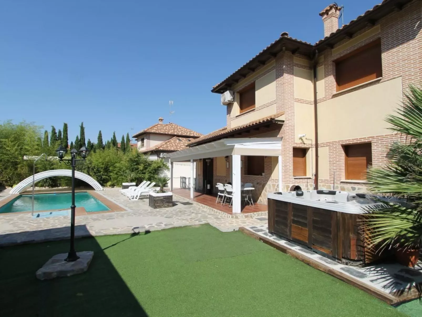 In Seseña mit großem Garten-Outside