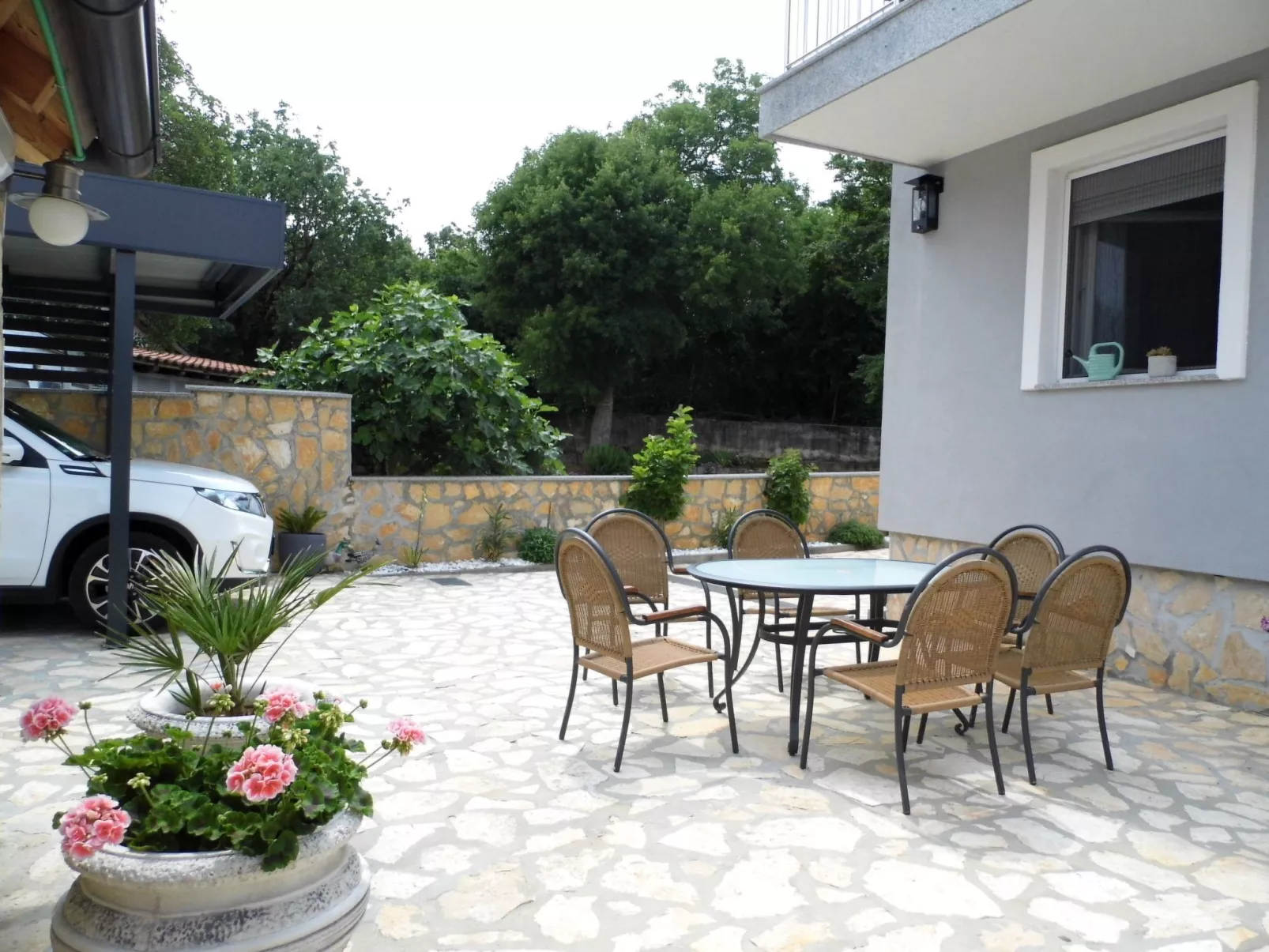 Neue und moderne, voll ausgestattete Wohnung-Outside