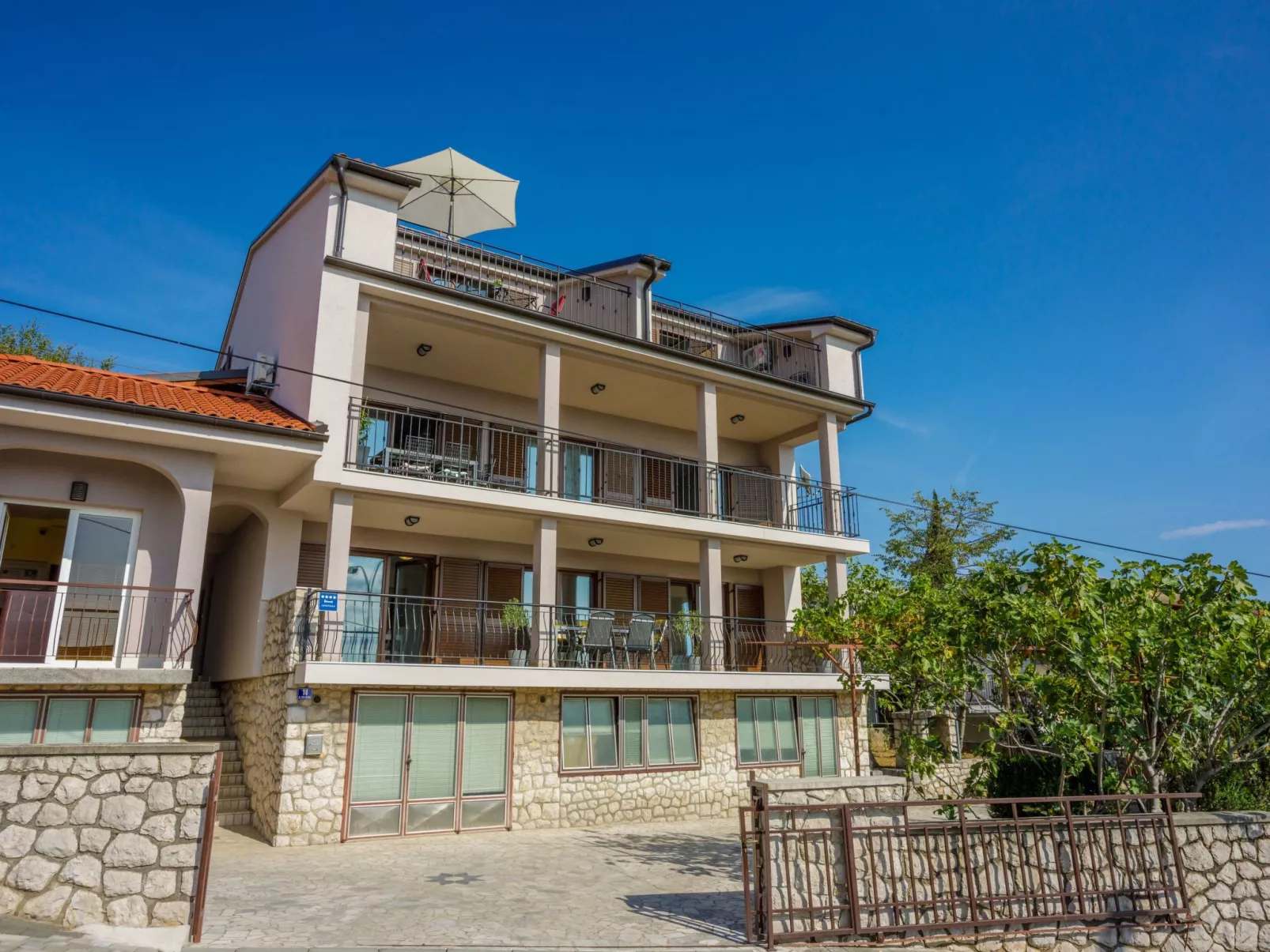 Wohnung im Erdgeschoss mit Terrasse-Draußen