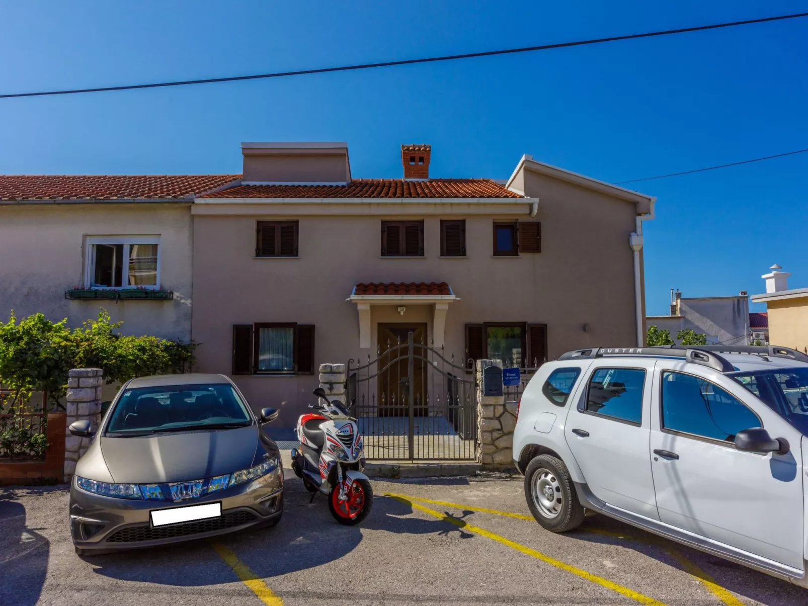 Wohnung mit Balkon, AC, Privatparkplatz-Draußen