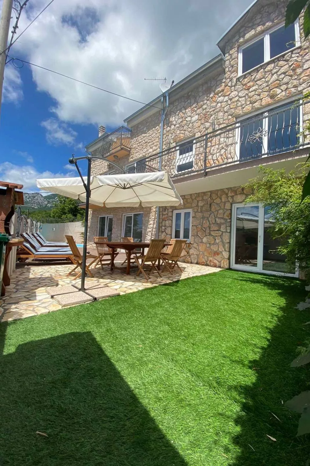 Großes Ferienhaus mit eigenem Pool und Terrasse-Outside