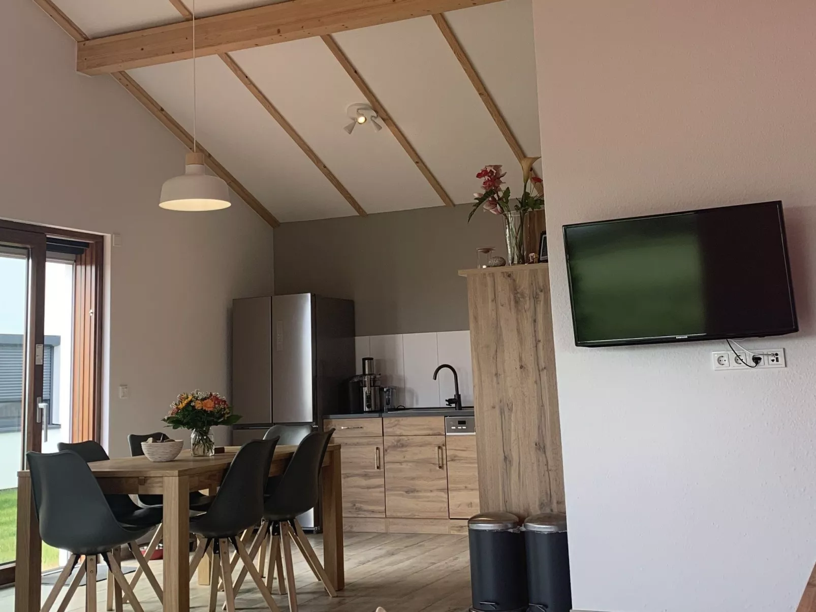 G9 eingezäuntes Haus in Randlage mit Weitblick - Drinnen