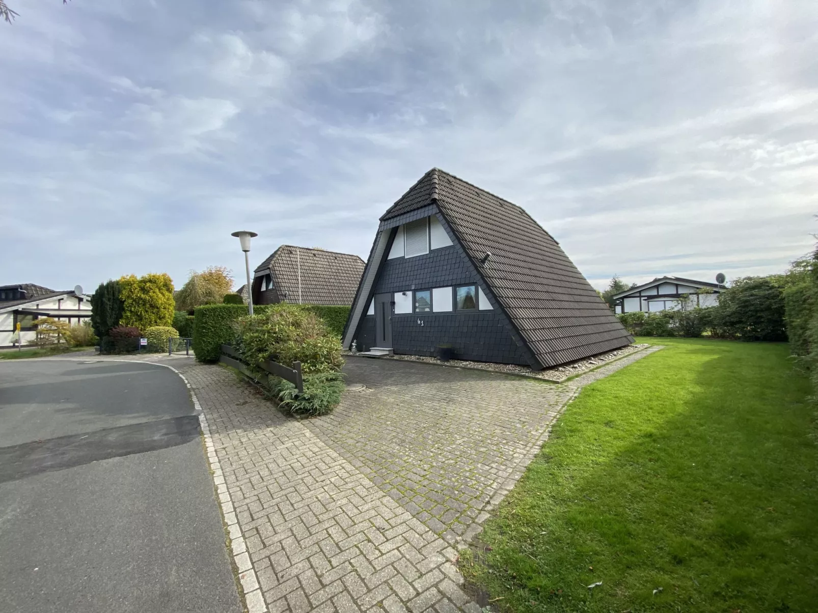 Nurdachhaus in Burhave mit Garten-Outside