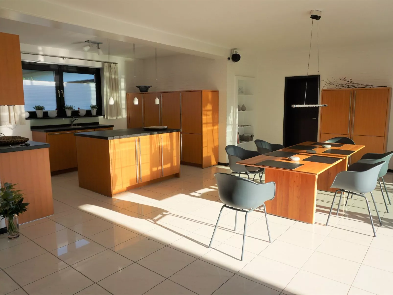 Großzügiges Haus mit traumhafter Gartenanlage-Drinnen