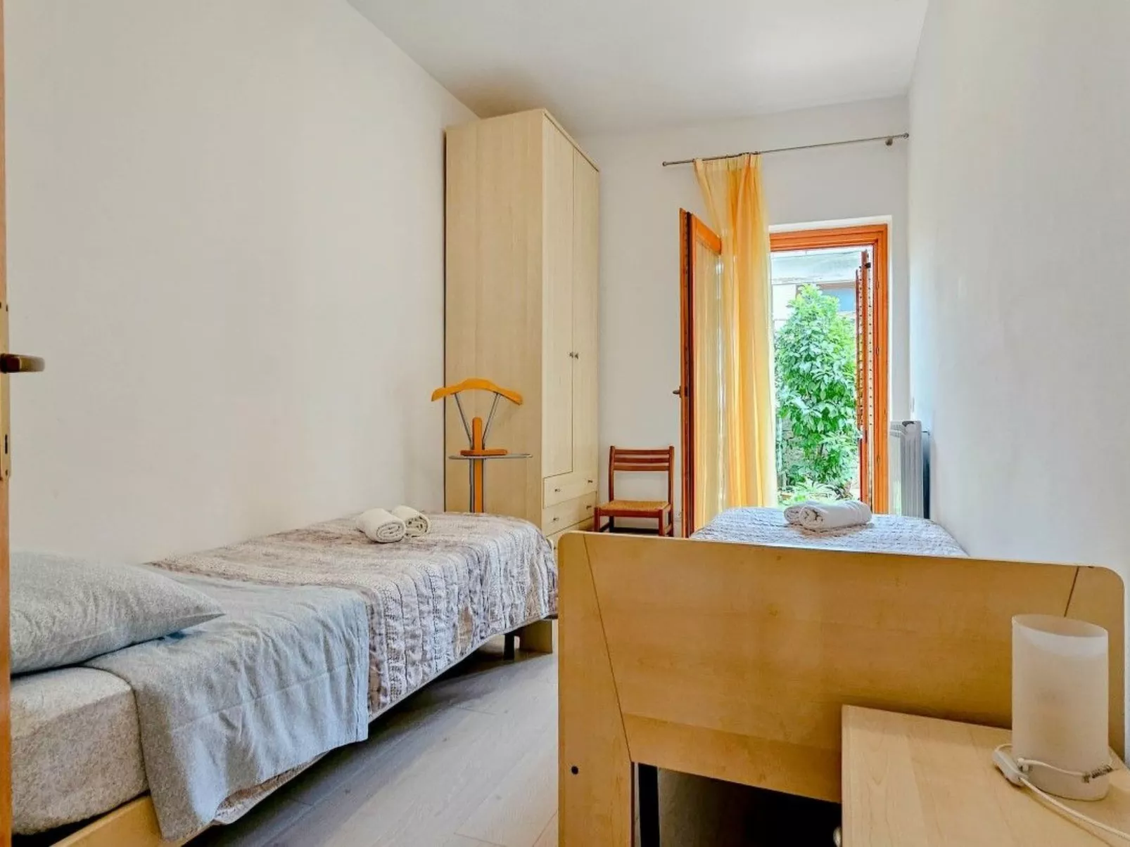 Mit Blick auf das Wasser-Inside