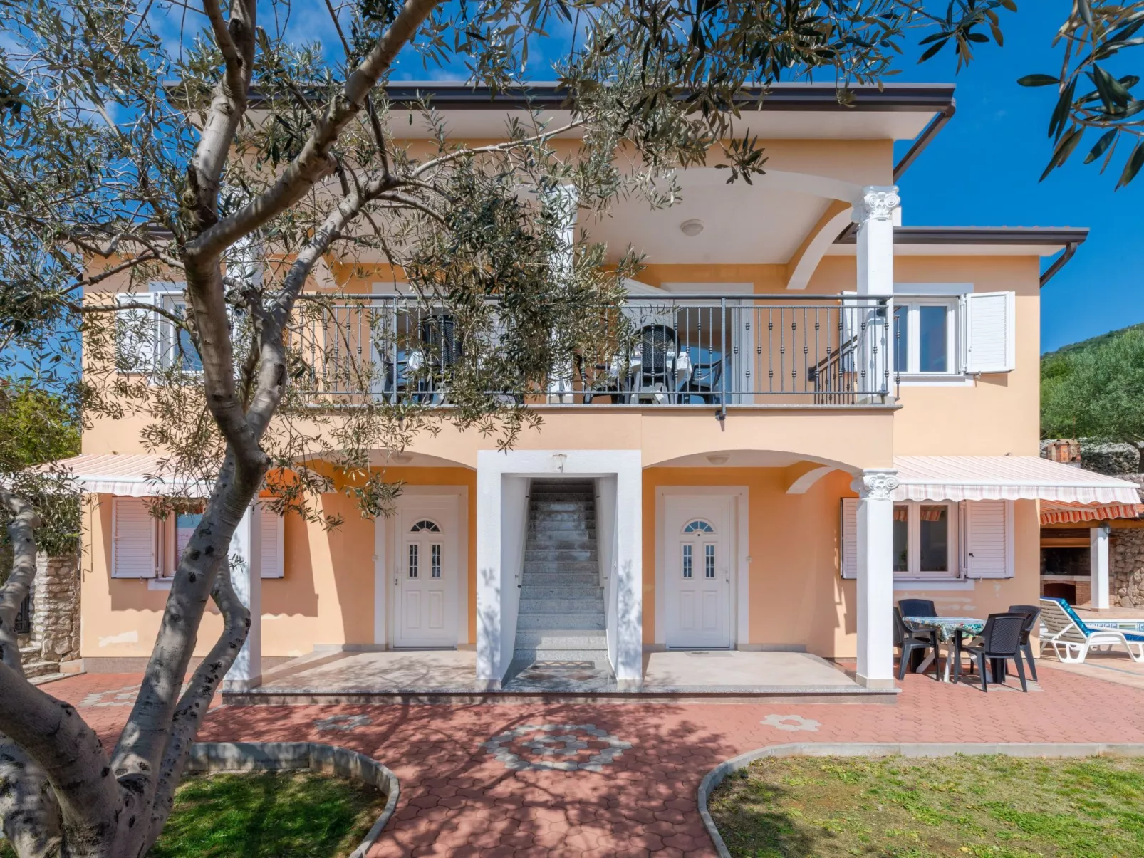 Am Südhang gelegen mit Meerblick