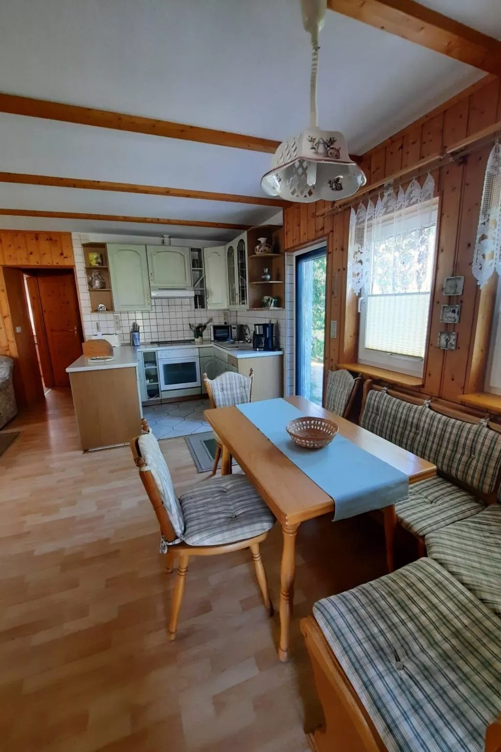 In Dahmen Terrasse und Grill-Drinnen