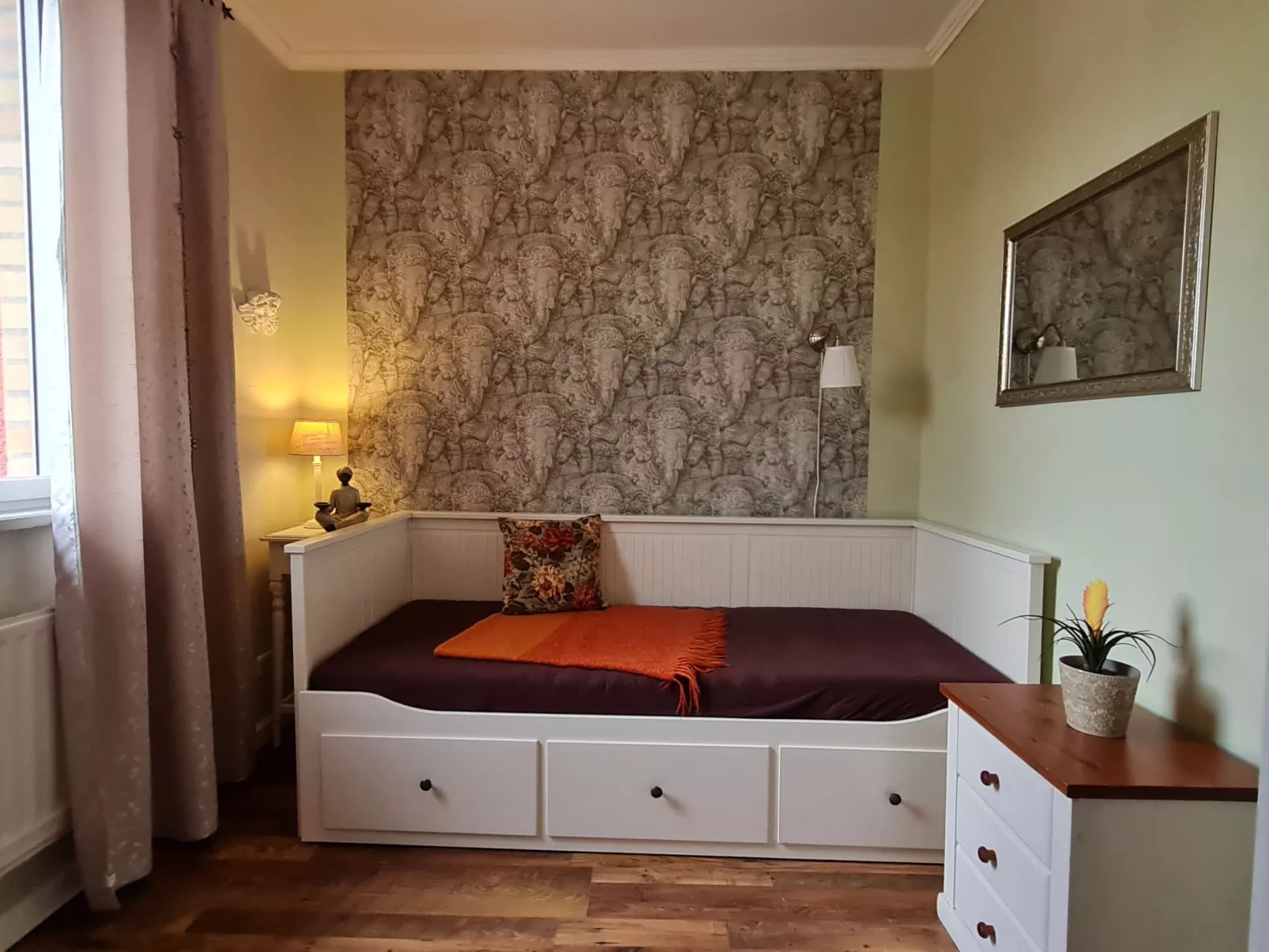 Mit Garten, Grill und Terrasse-Drinnen