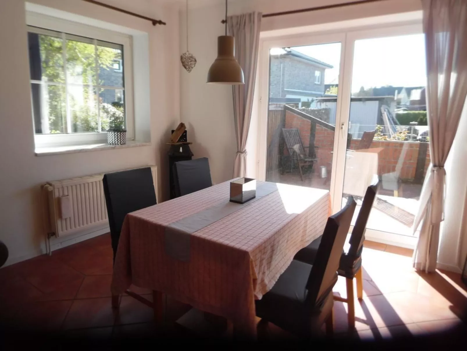 Mit Garten und Stellplatz-Dedans