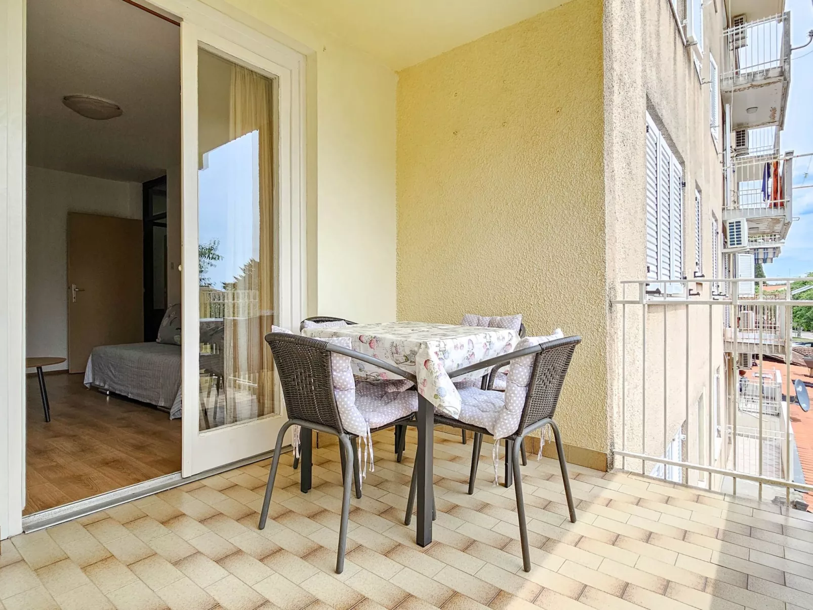 "Olga" mit Balkon-Drinnen