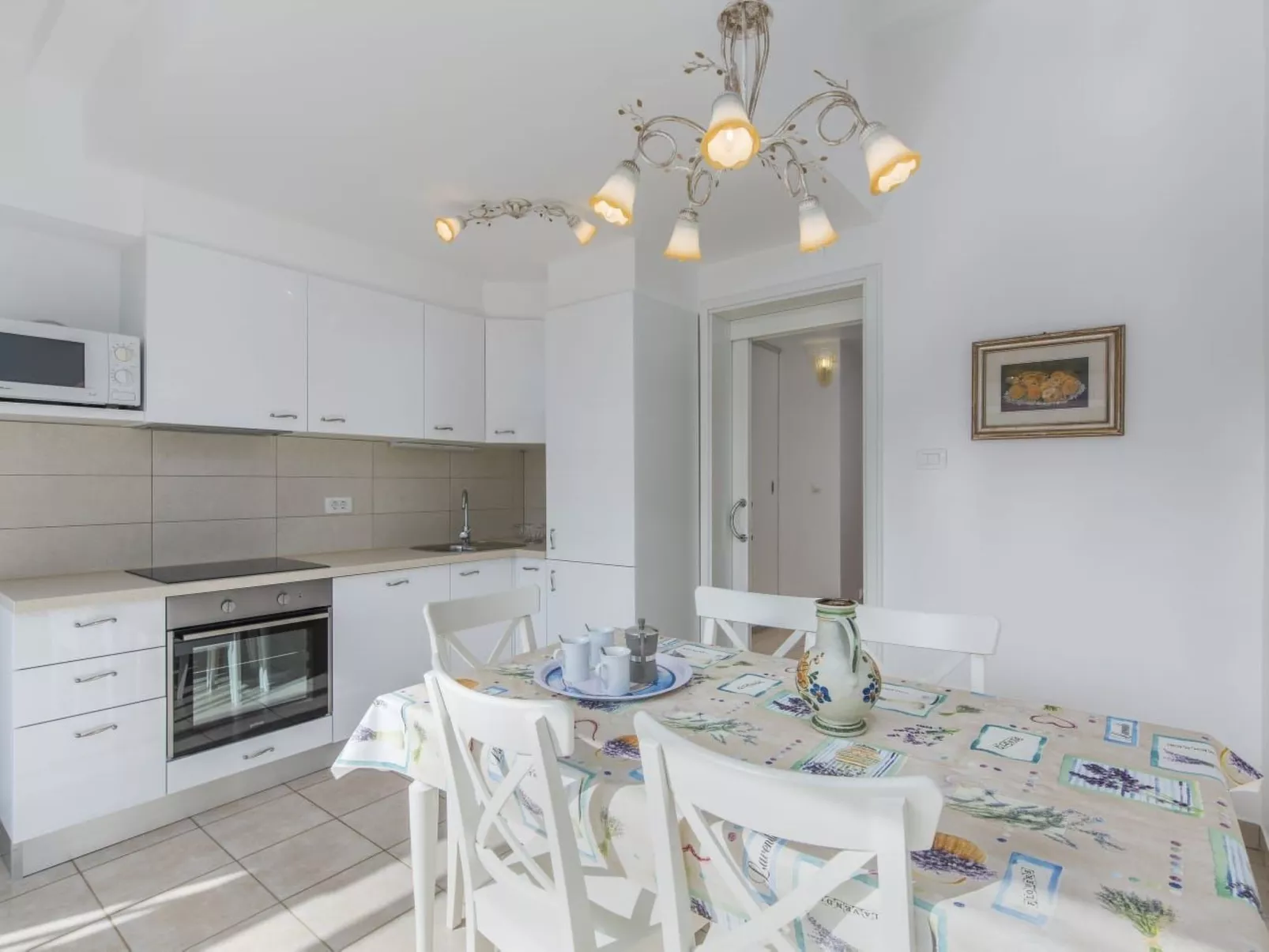 Mit Blick auf das Wasser-Drinnen