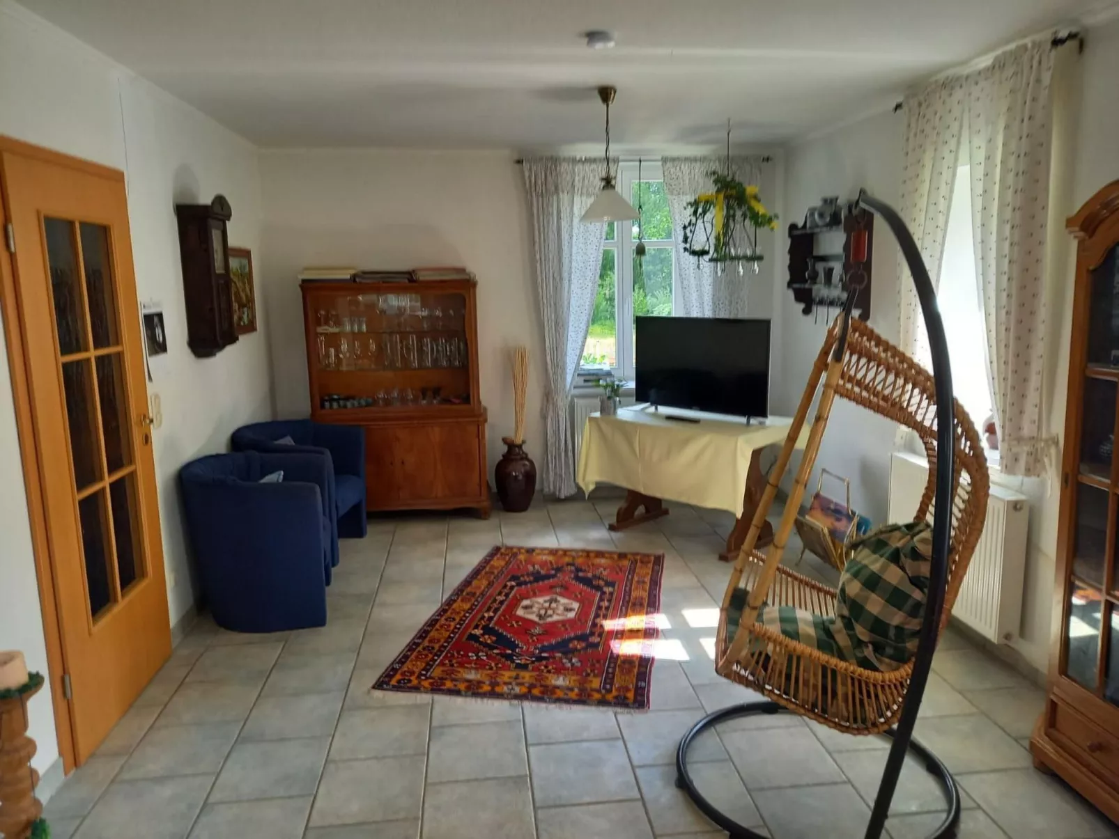 Haus Elbrose inmitten von Rosen mit Elbdeichzugang-Dedans