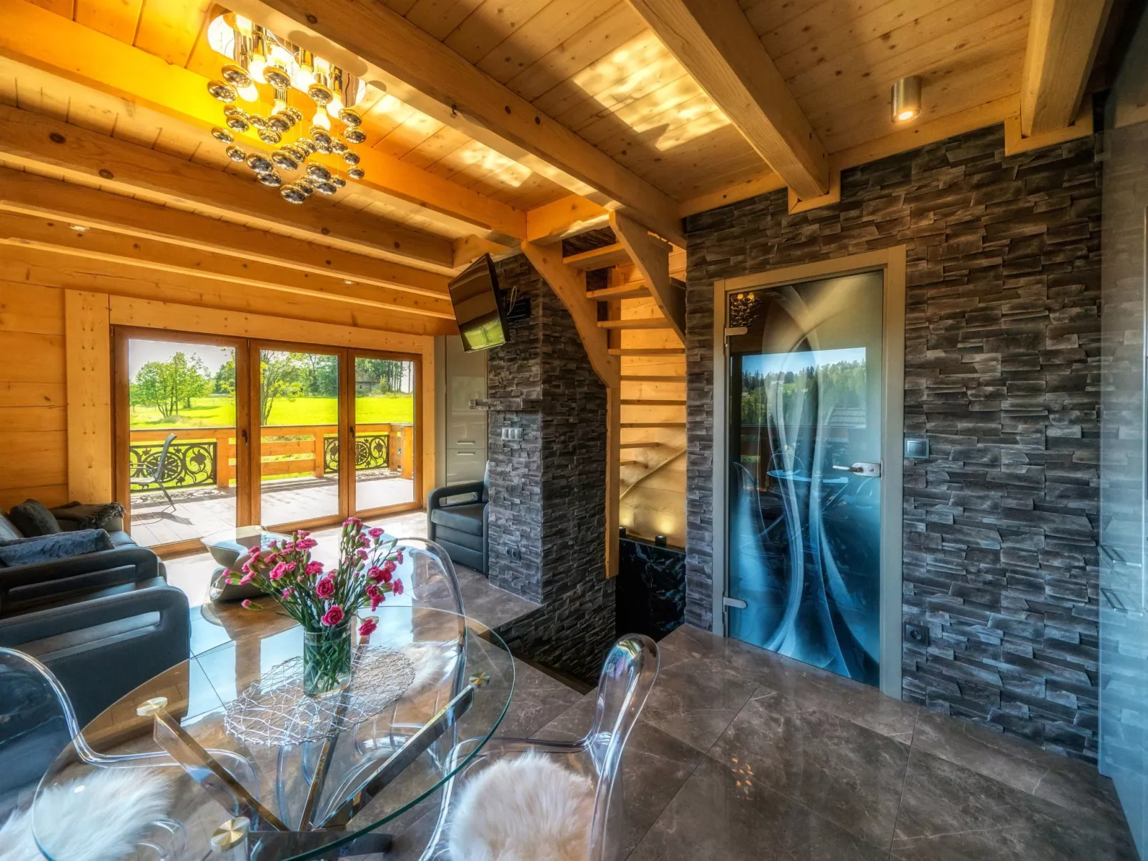 Mit Entspannung im Jacuzzi-Drinnen