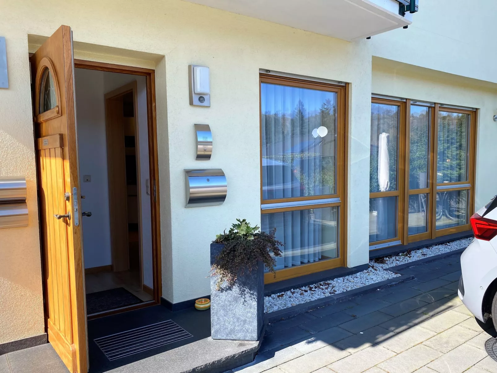 Mit Parkplatz und Terrasse-Outside