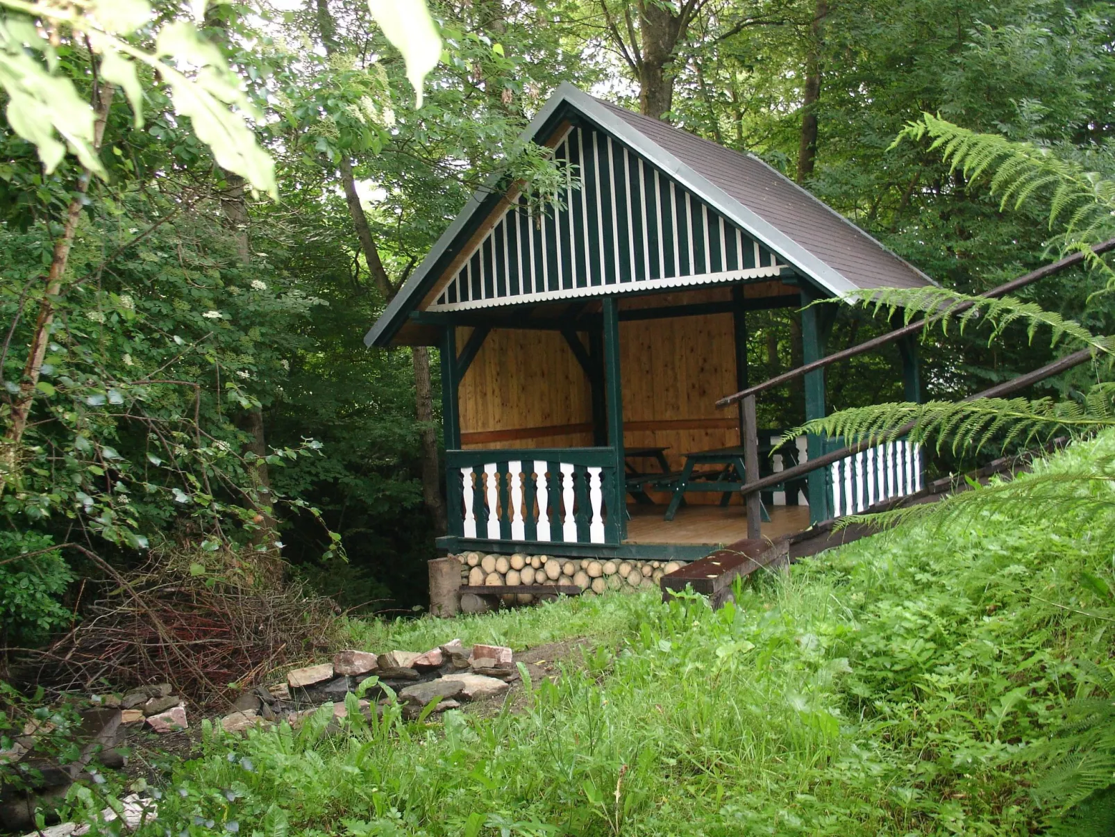 Charmantes, traditionelles Holzhaus-Outside