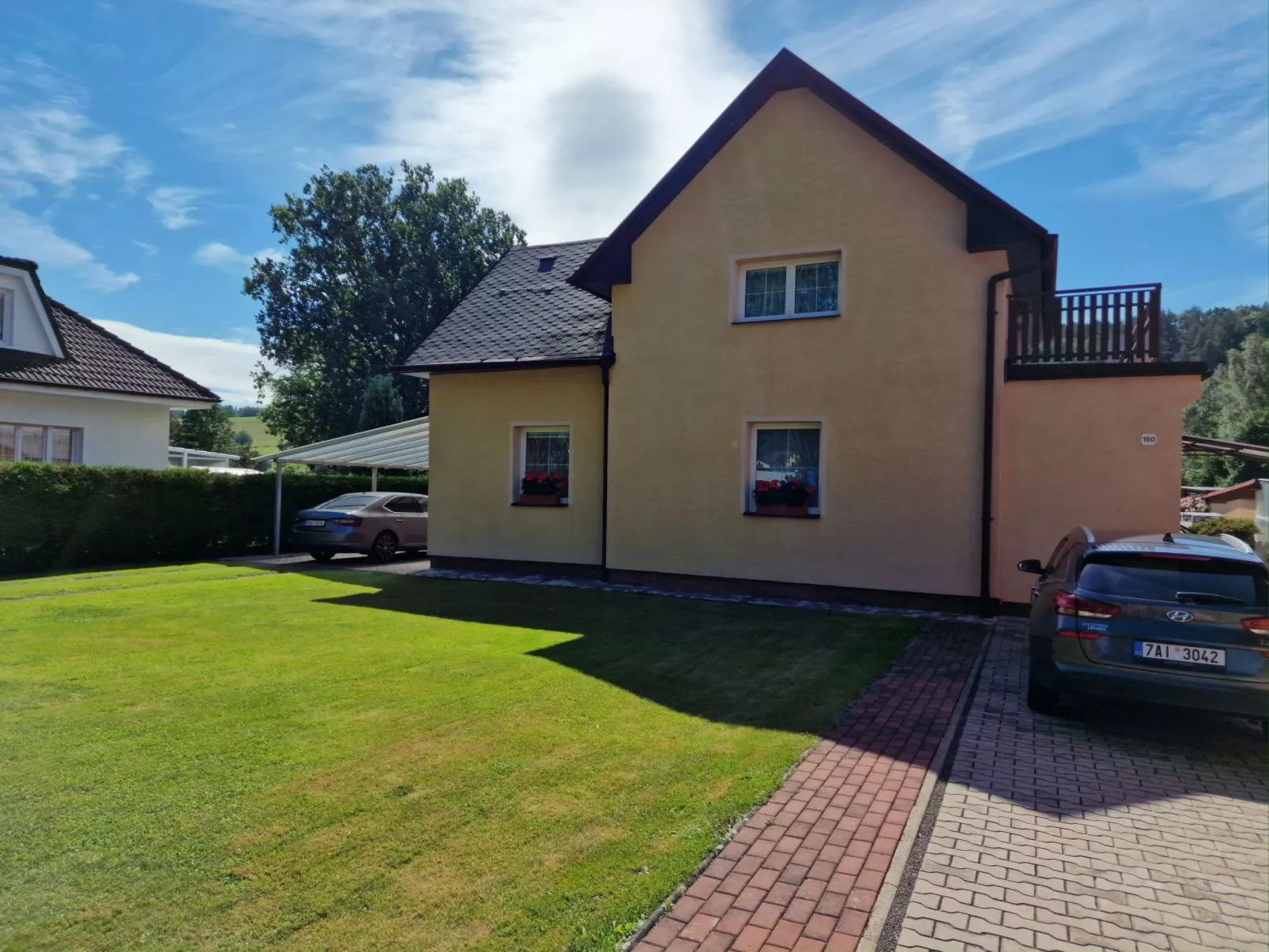 Mit Garten und Pools