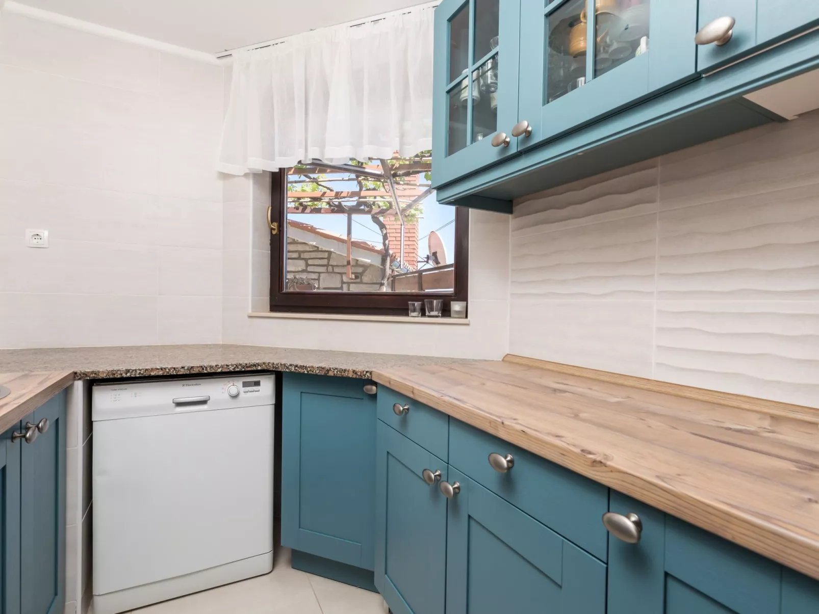 Mit großem Garten und Pool-Drinnen