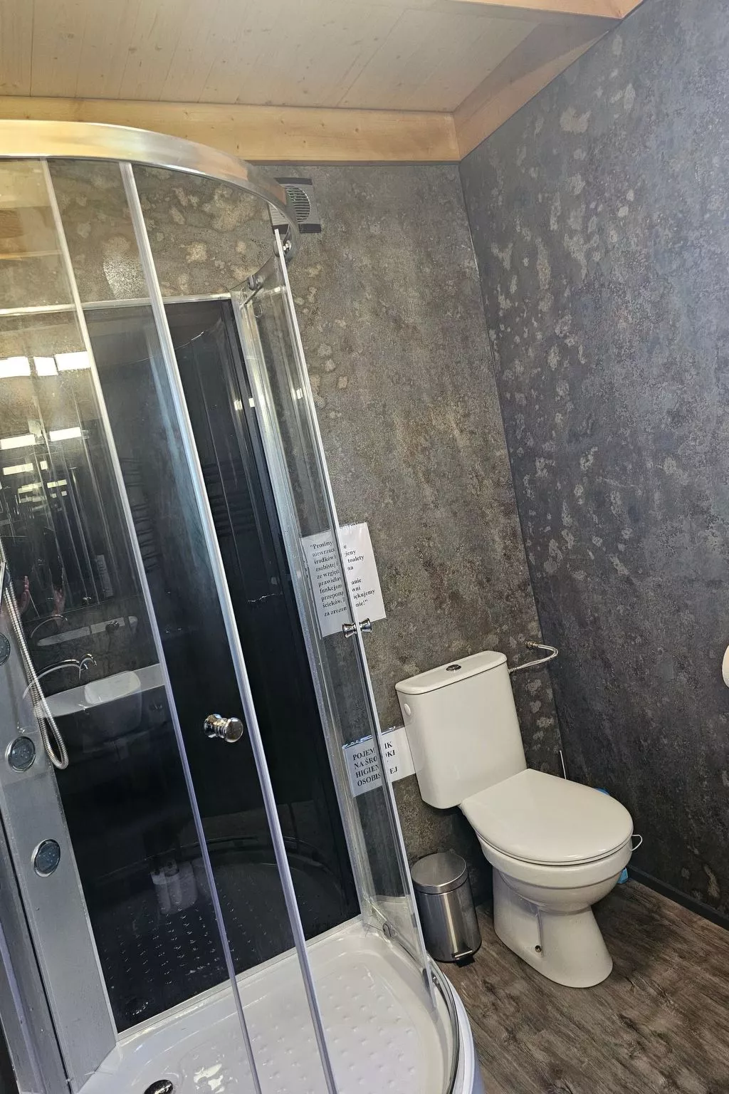 "Brown House" mit eigener Terrasse-Inside