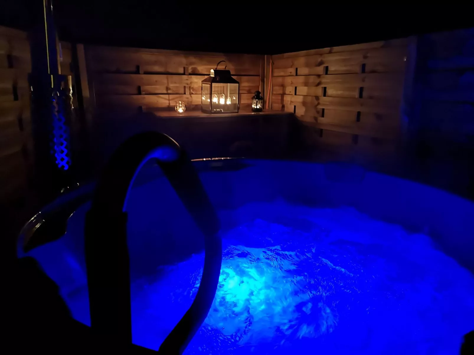 Moderne Ferienwohnung mit Hot Tub und Fasssauna-Draußen