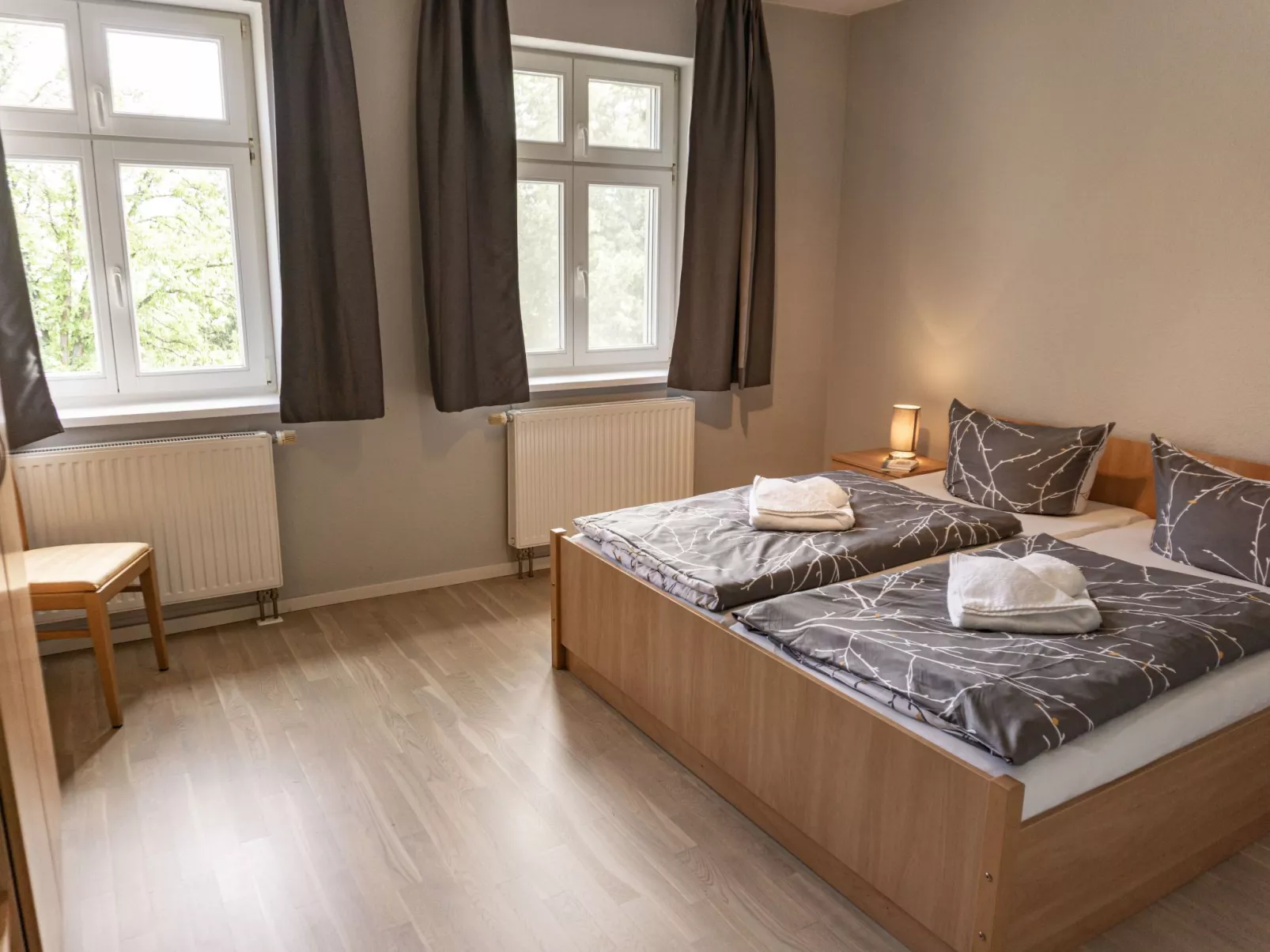 Mit Blick auf das Wasser-Inside