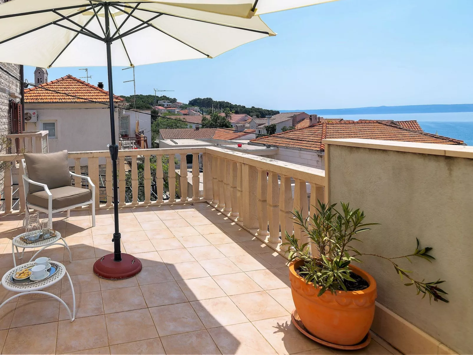 Ferienvilla "Laurus" mit Blick auf das Wasser-Outside