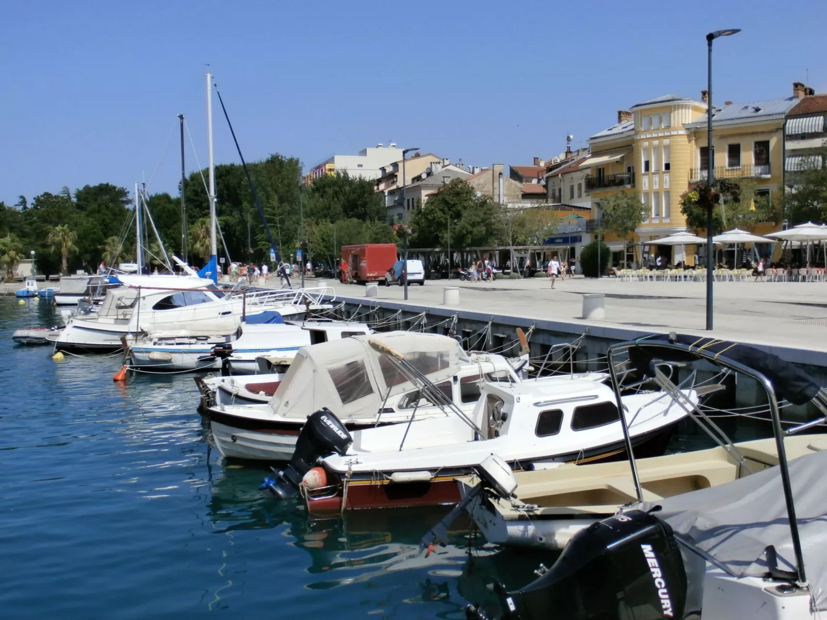 Geräumige Villa mit drei Schlafzimmern und einem ruhigen Garten-Outside