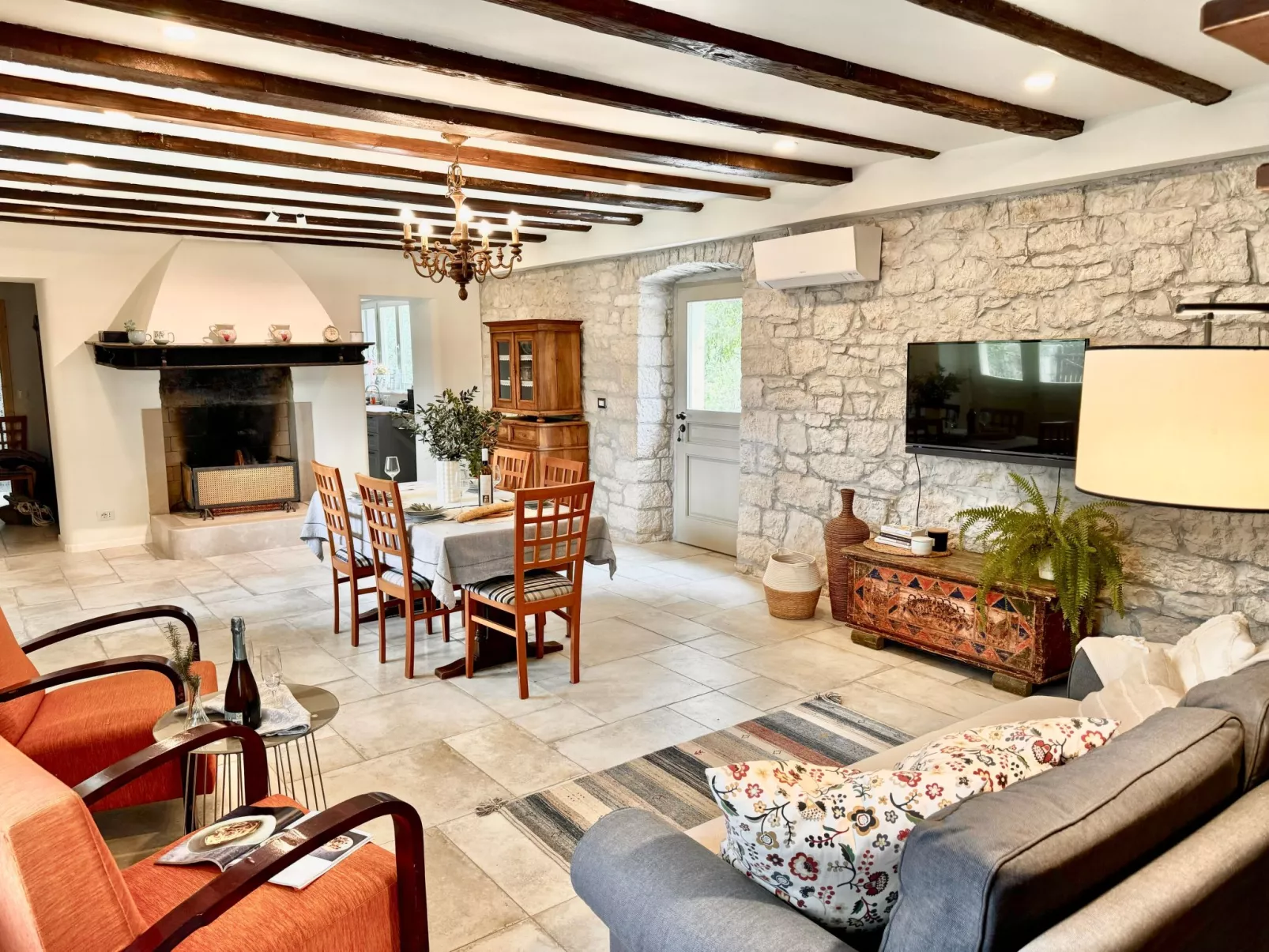 Ferienvilla mit Garten, Grill und Terrasse-Drinnen