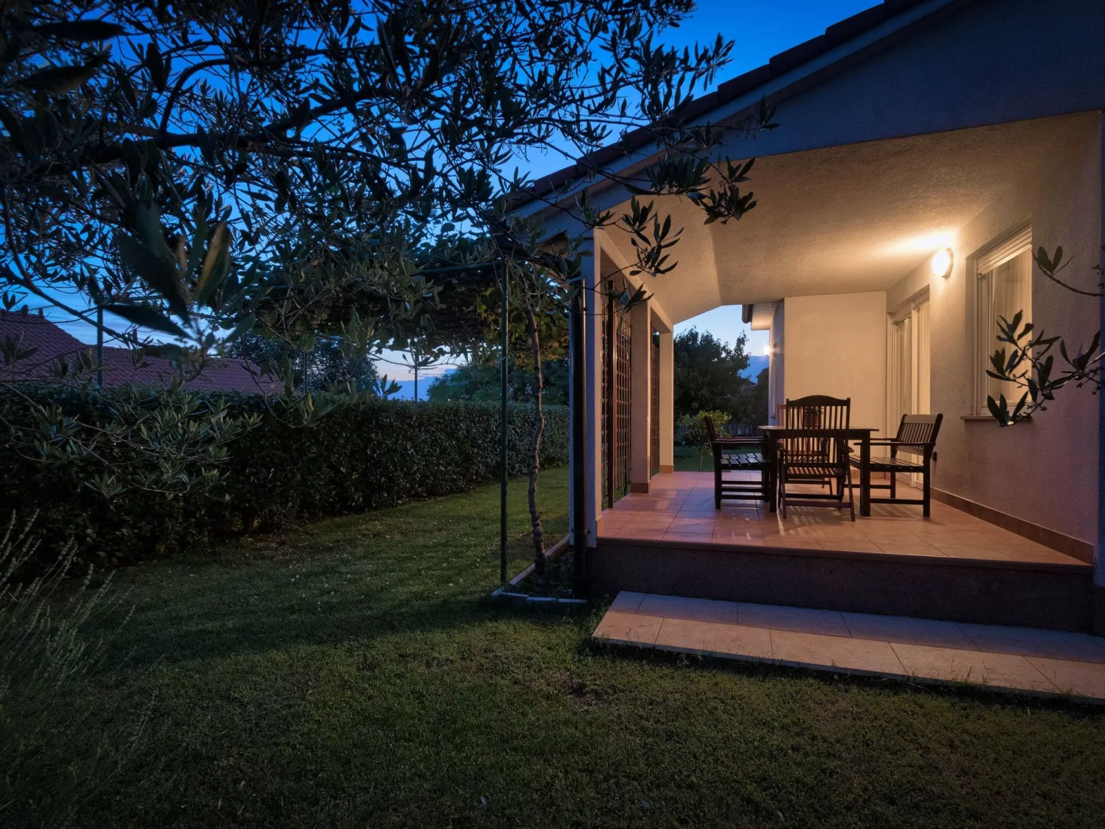 Haus Daniela mit überdachter Terrasse und Pool-Draußen