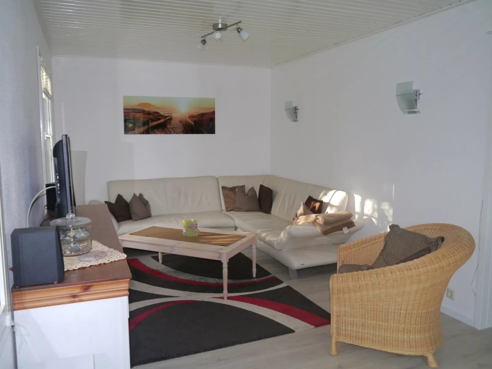 Idyllisches Reetdachhaus mit großem Garten-Image-tags.info