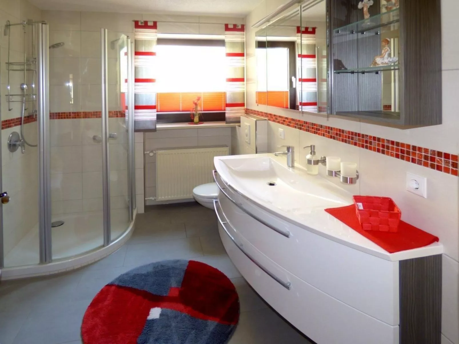 Komfortable Ferienwohnung mit Garten und Grill-Drinnen