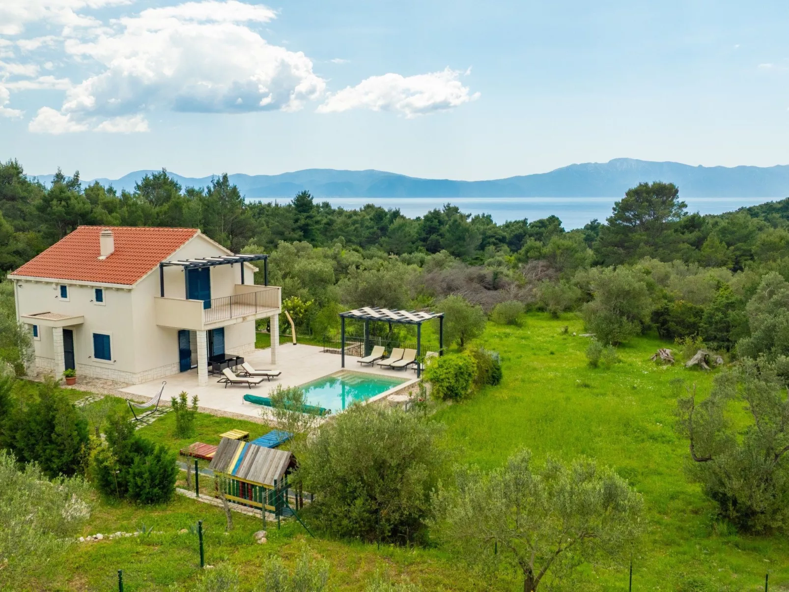 Alleinstehendes Ferienhaus mit Pool und drei Sch-Outside