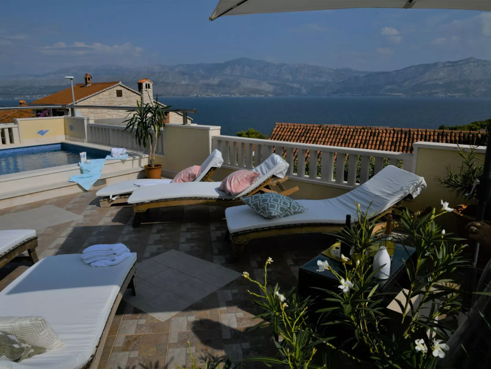 Ferienvilla in ruhiger Lage mit Pool-Drinnen