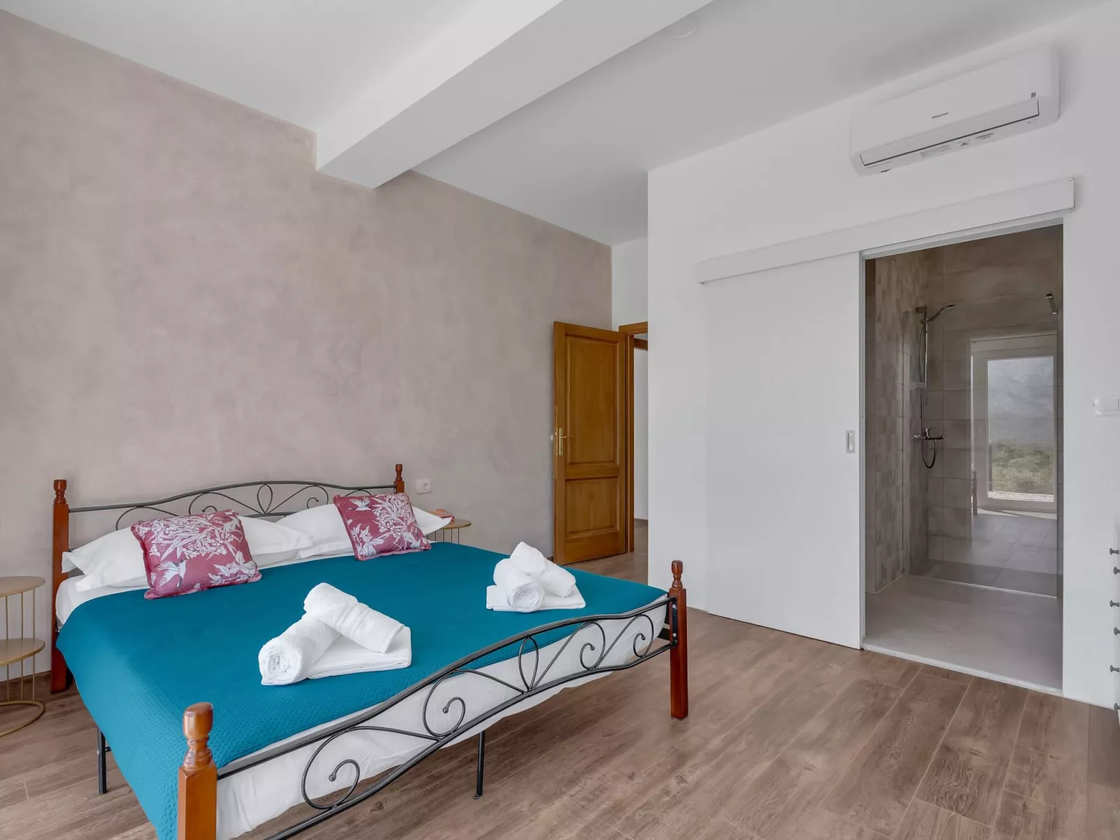 Alleinstehende Villa Slime mit Pool und Garten-Inside