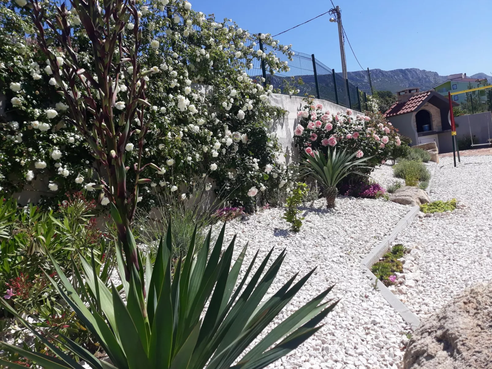 In Kastel Sucurac mit Parkplatz-Outside