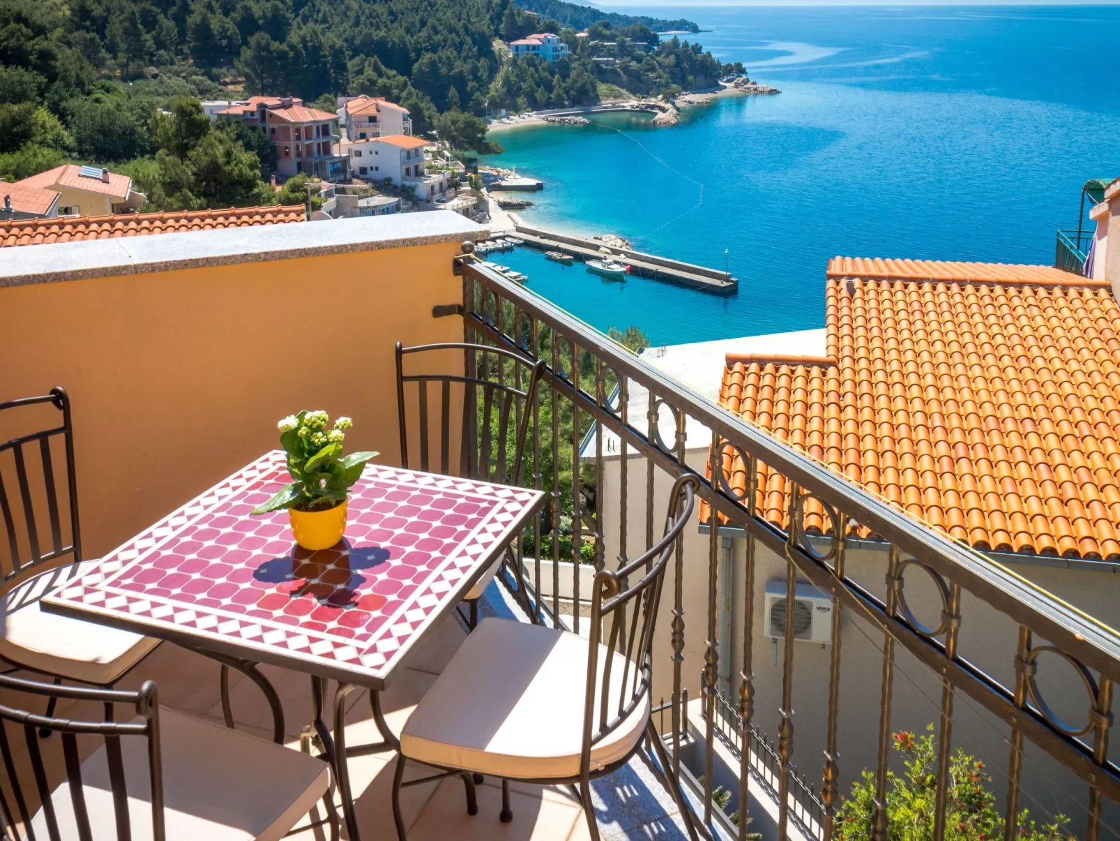 Wohnung im zweiten Stock mit Balkonen