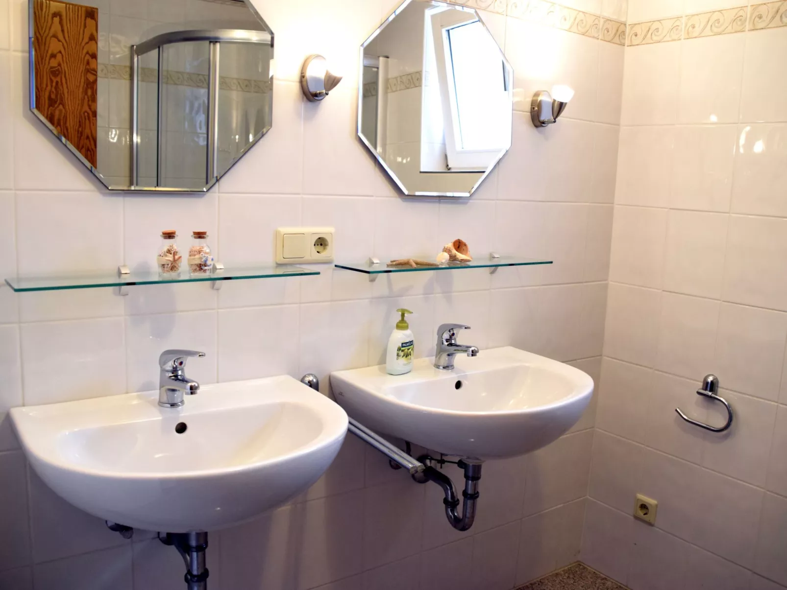 Für sechs Personen mit Terrasse im Erdgeschoss gelegen-Inside